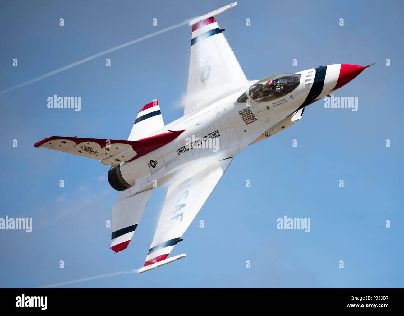 Maj. Alex Turner, gegnerischen Solo, führt eine Sneak Pass während der Airshow und Krieger Expo am Joint Base Lewis-McChord, Washington, 27. August 2016. (U.S. Air Force Foto/Tech. Sgt. Christopher Boitz) Stockfoto