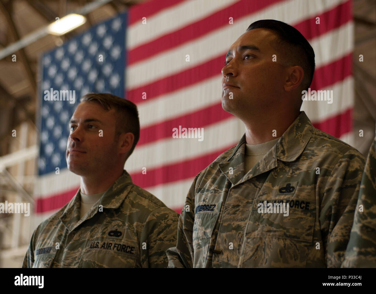 Staff Sgt Robert Goodman, 92nd Maintenance Group Aircraft General fliegenden Crewchief und Master Sgt. Dominik Gutierrez, 92. MXG Flugzeuge General Flightline Montagesäule, Reihen sich in einem Interview nach dem Sieg, den Olympischen Staffelwettkampf Fairchild MXG 5. August 2016, Fairchild Air Force Base, Wash Team 5 über sieben andere Teams gewann mit einem Vorsprung von nur wenigen Sekunden. Stockfoto