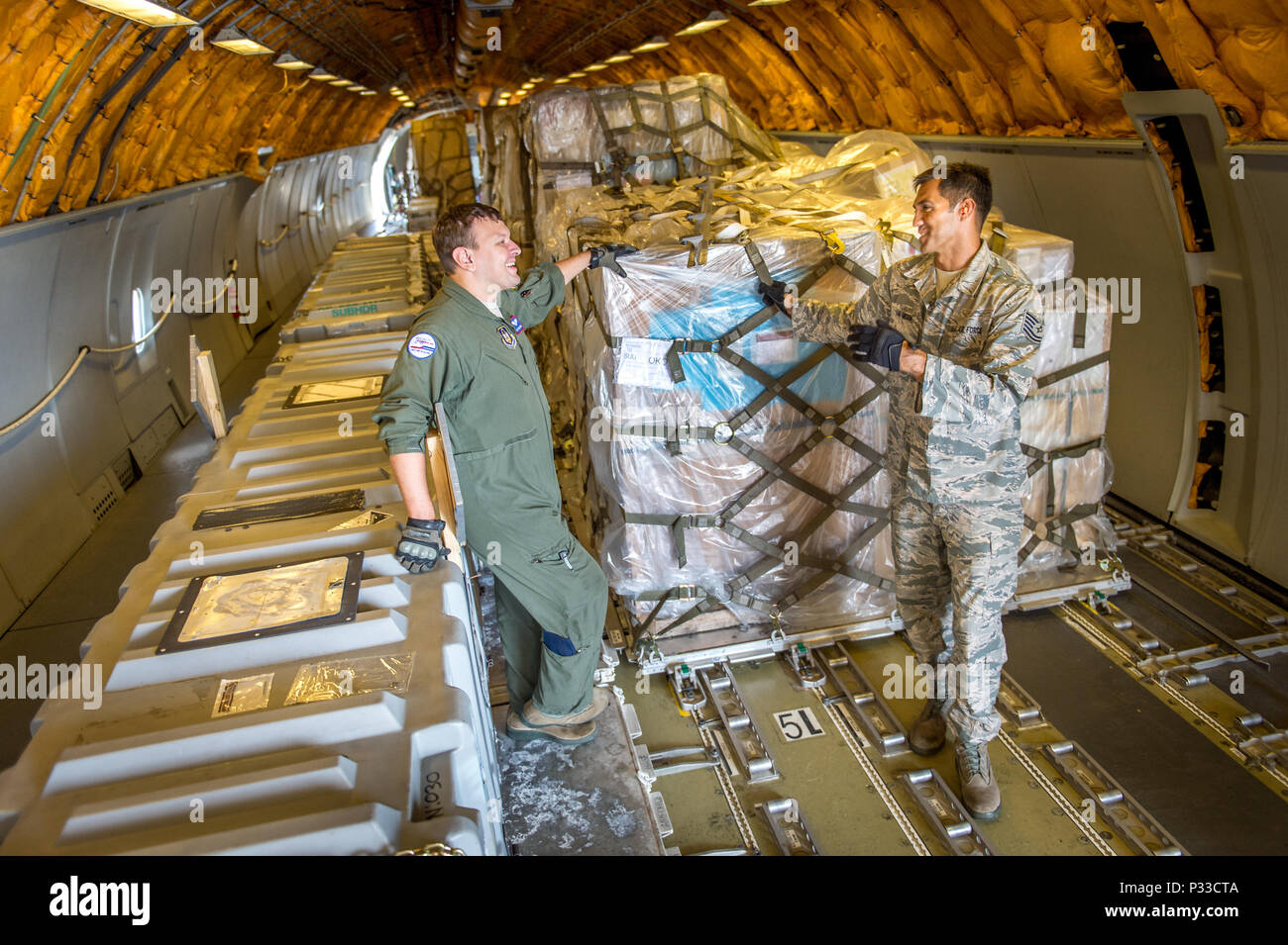 Dann Tech. Sgt. Alfred Van Gieson, nun Master Sgt., Gespräche mit Staff Sgt. Steve Zoppo, einen Boom Operator mit der 79Th Air Refuelling Squadron, auf einer C-135 warten Fracht am Joint Base Pearl Harbor Hickam, Oahu, Hawaii, Aug 13, 2016 zu übertragen. Van Gieson, eine Luftwaffe Reservist, ist ein Veteran der Operation Iraqi Freedom, einen Weltmeister outrigger oder Va'a, Paddler und die Trainer an der Leeseite, Kai Kanu Club in Nanakuli, Oahu, die von seinen Großeltern gegründet wurde. (U.S. Air Force Foto von J.M. Eddins jr.) Stockfoto