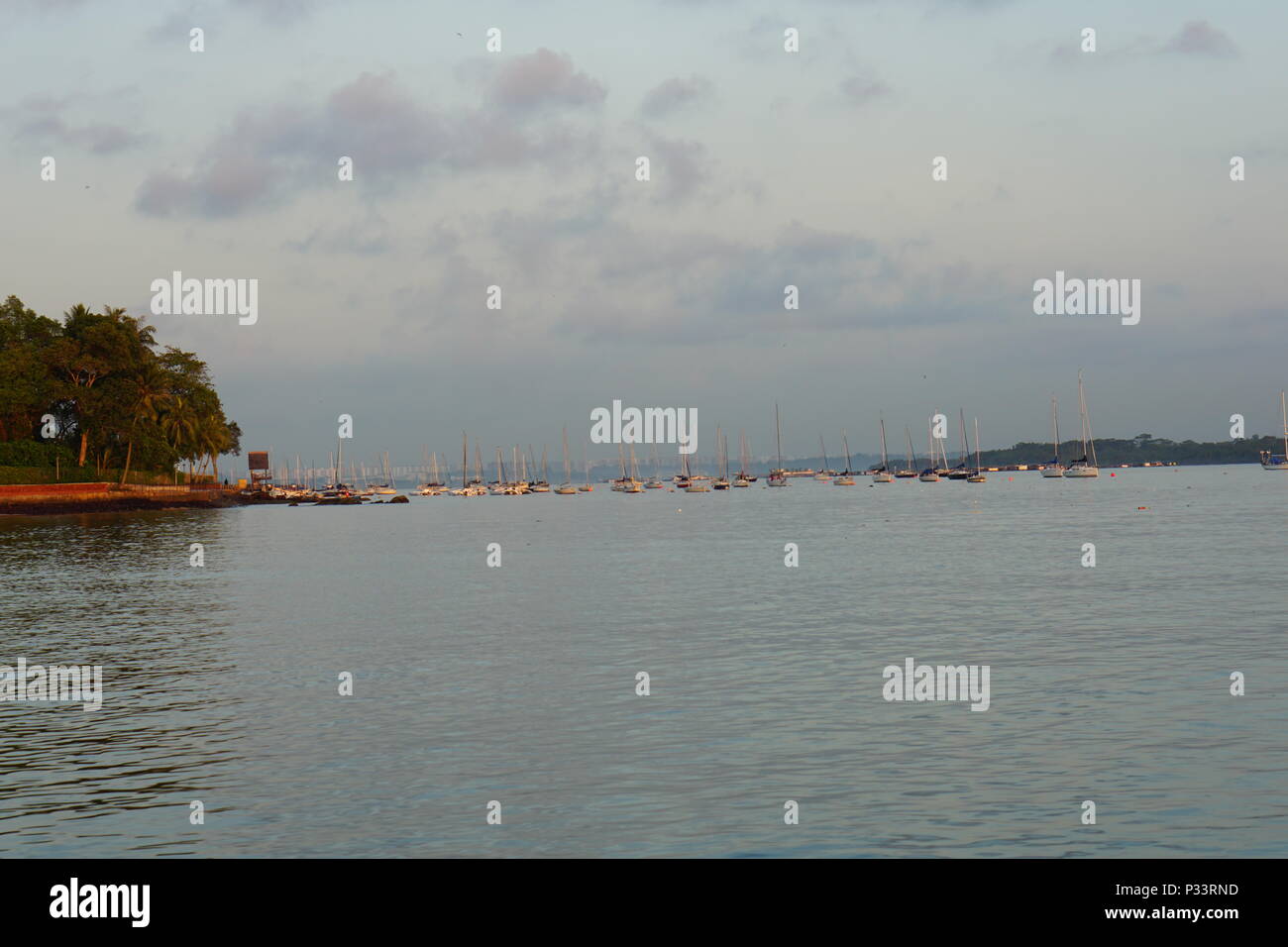 Boote während am frühen Morgen Meer Abenteuer in der Küste warten Stockfoto