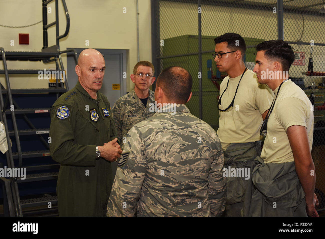 Gen. Carlton D. Everhart II, Kommandeur der Air Mobility Command, grüßt die Flieger aus der 105 Airlift Wing an Stewart Air National Guard Base bei einem Besuch August 13, 2016. Everhart tourte die verschiedenen Einrichtungen an der Basis und sprach mit Fliegern aller Ränge. (U.S. Air National Guard Foto von Tech. Sgt. Lee Guagenti) Stockfoto