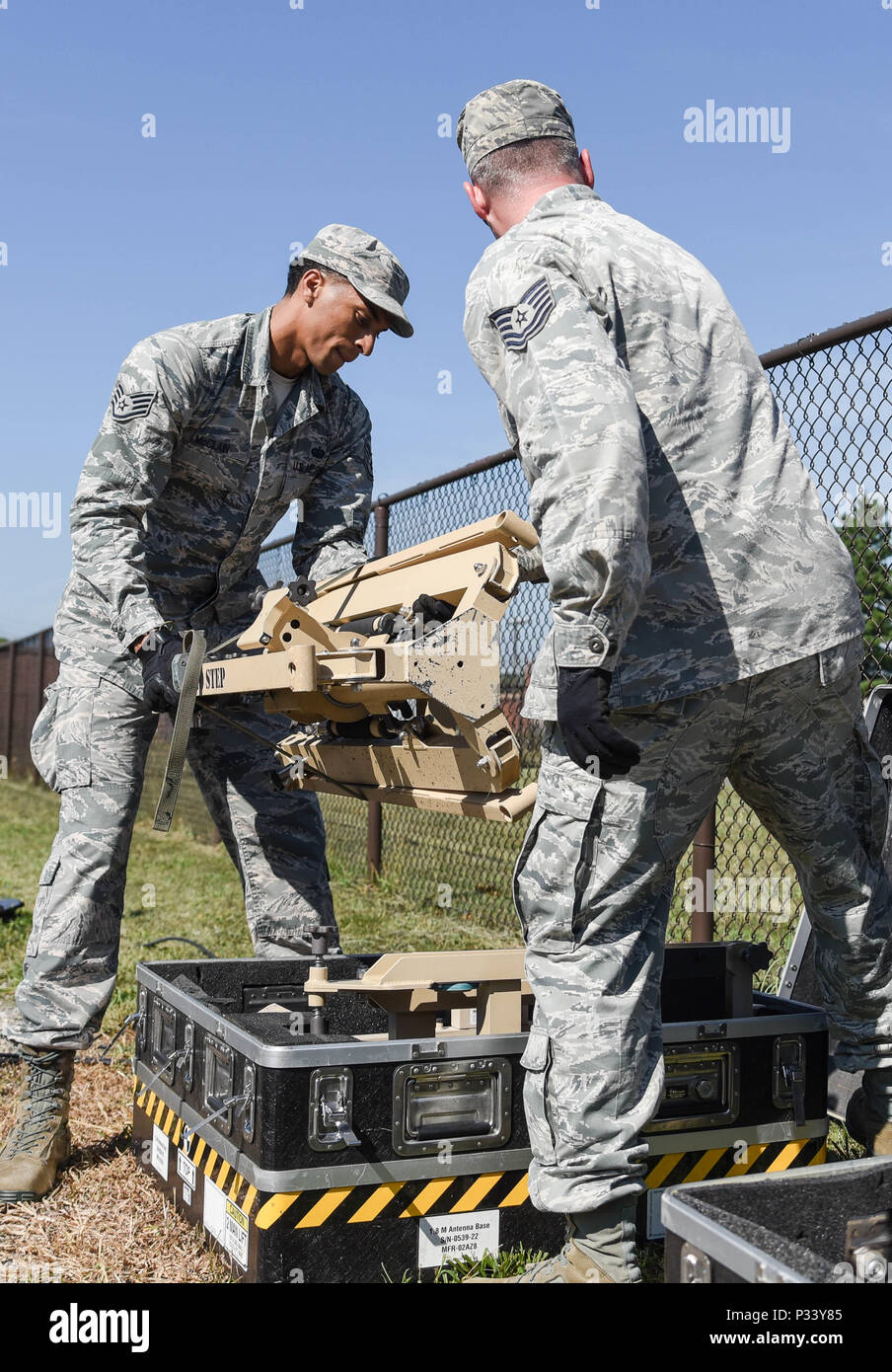 Staff Sgt. Robin McClain (links), 621St Contingency Response Support Squadron, und Tech. Sgt. Andrew Krausfeldt, 821St Contingency Response Support Squadron, Sat-Verpacken communications Antennensockel während der Teilnahme an einem Kurs an der Luftwaffe Expeditionary Operations Schule am Joint Base Mc Guire-Dix - Lakehurst, New Jersey, 12.08.31. Die vier-wöchigen Kurs bereitet die Flieger zu betreiben und das kleine Paket erste Communications Element System beheben. (U.S. Air Force Foto von Danielle Brooks) Stockfoto