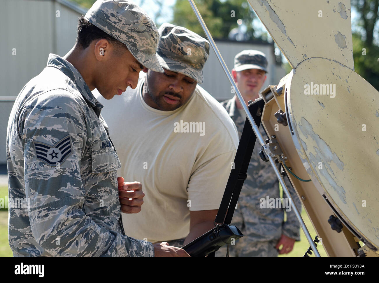 Staff Sgt. Robin McClain (links), 621St Contingency Response Support Squadron, erhält praktische Schulungen mit lokalen Fernbedienung von 421 Combat Training Squadron Kursleiter Tech. Sgt. Jaris Ellis an der Luftwaffe Expeditionary Operations Schule am Joint Base Mc Guire-Dix - Lakehurst, New Jersey, 12.08.31. Die vier-wöchigen Kurs bereitet die Flieger zu betreiben und das kleine Paket erste Communications Element System beheben. (U.S. Air Force Foto von Danielle Brooks) Stockfoto