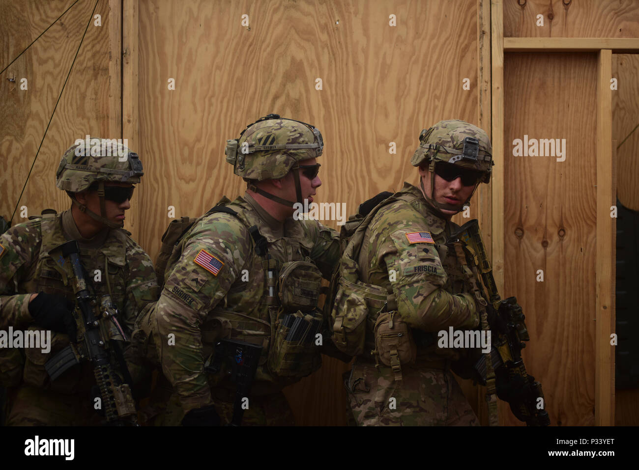 Pvt. Jessie Ramirez, Cpl. Christopher Shriner, SPC Steven Friscia (von links) vom 3. Kombinierte Waffen Battalion, 69th Panzer Regiment, 3 Infanterie Division in Fort Stewart, Georgia stationiert vorbereiten zu verstoßen und ein Zimmer während eines Live Fire übung, August 30, 2016 in Pabrade, Litauen klar. Diese Übung war Teil der Operation Atlantic lösen, einem US-amerikanischen LED-aufwand in Osteuropa durchgeführt werden US-Engagement in der kollektiven Sicherheit der NATO und ihr Engagement für einen dauerhaften Frieden und Stabilität in der Region zu demonstrieren. (U.S. Armee Foto von SPC Jordanien Yates/3-69 Ar Stockfoto