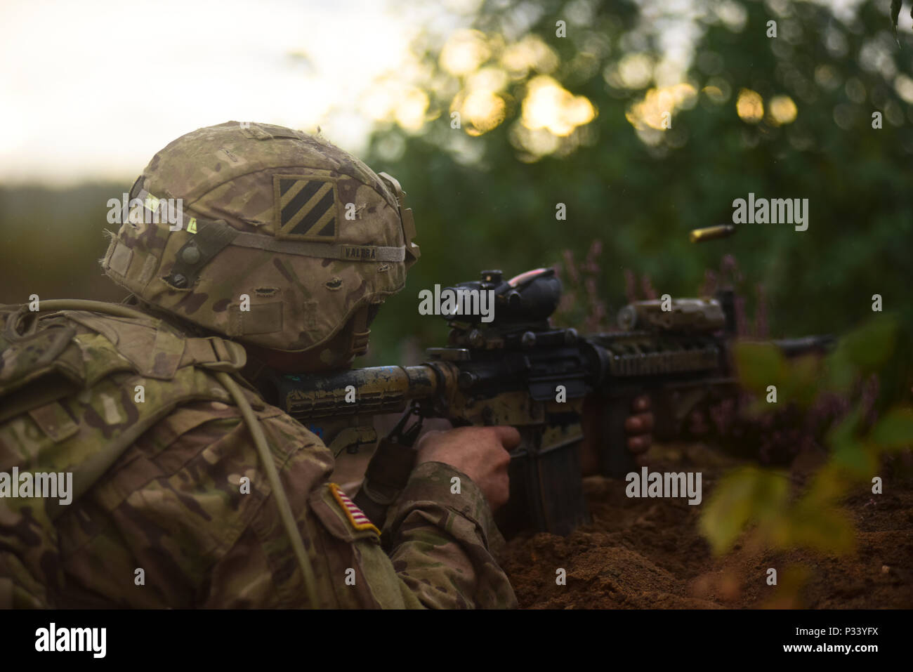 Spc. Joshua Valera vom 3. Kombinierte Waffen Battalion, 69th Panzer Regiment, 3 Infanterie Division in Fort Stewart stationiert, Georgien rückt ein Ziel mit seinem M4 Gewehr während einer Live Fire übung, August 30, 2016 in Pabrade, Litauen. Diese Übung war Teil der Operation Atlantic lösen, einem US-amerikanischen LED-aufwand in Osteuropa durchgeführt werden US-Engagement in der kollektiven Sicherheit der NATO und ihr Engagement für einen dauerhaften Frieden und Stabilität in der Region zu demonstrieren. (U.S. Armee Foto von SPC Jordanien Yates/3-69 Rüstung Regiment) Stockfoto