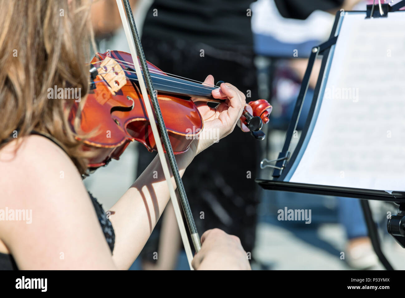 Frau spielen Geige im Konzert der klassischen Musik auf der Straße Stockfoto