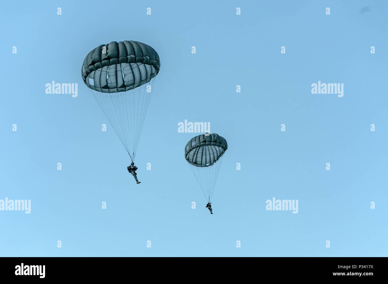 FORT CAMPBELL, KY. - Mitglieder des 861St Quartermaster Unternehmen aus Nashville, Tennessee nach unten wandern, um die Drop Zone während ihrer Ausbildung Übung auf Fort Campbell, Kentucky. Stockfoto