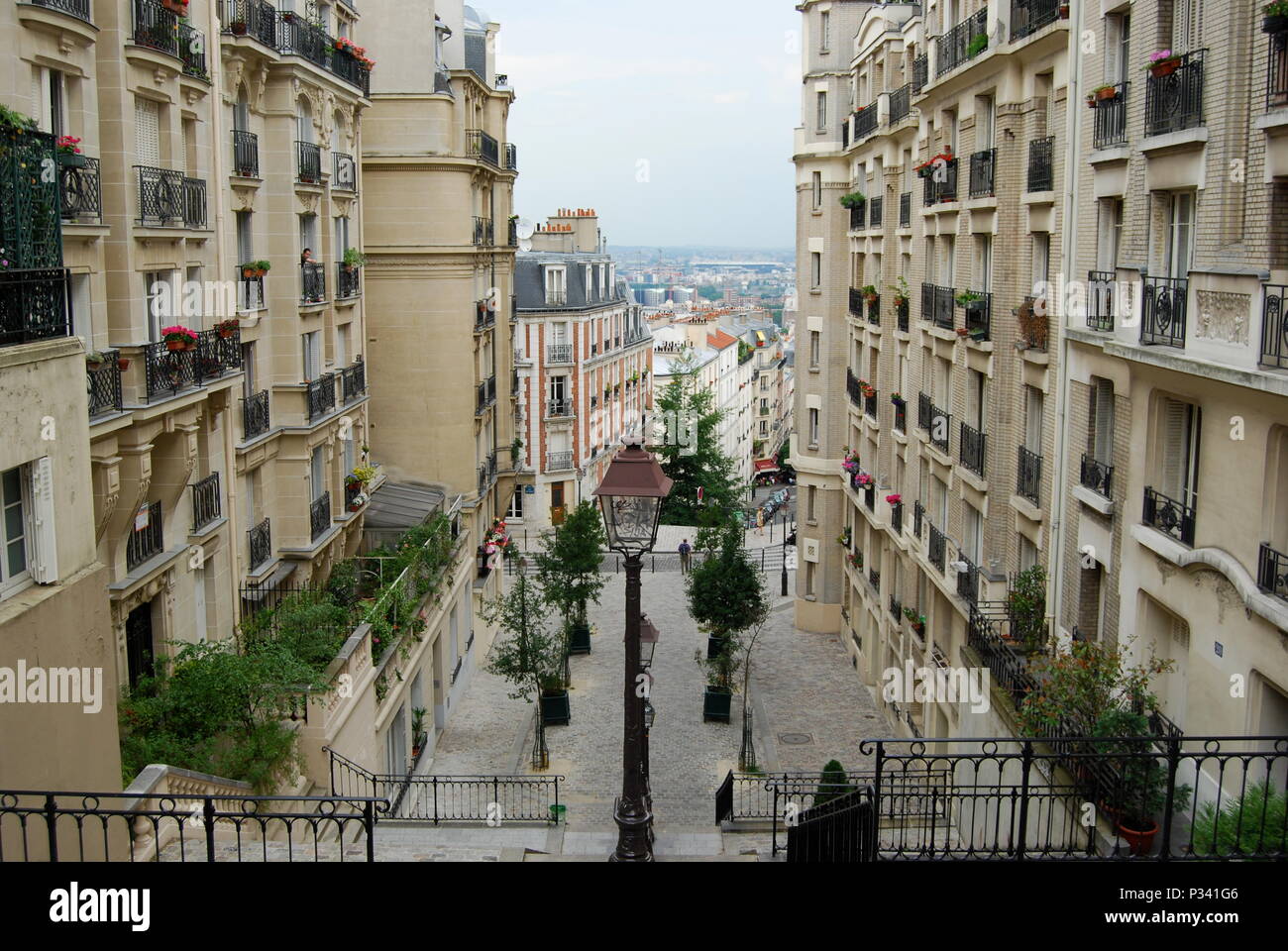 Malerische Gassen von Montmartre, Paris, Frankreich, Europa. Apartments mit Gärten und Bäumen. Stockfoto