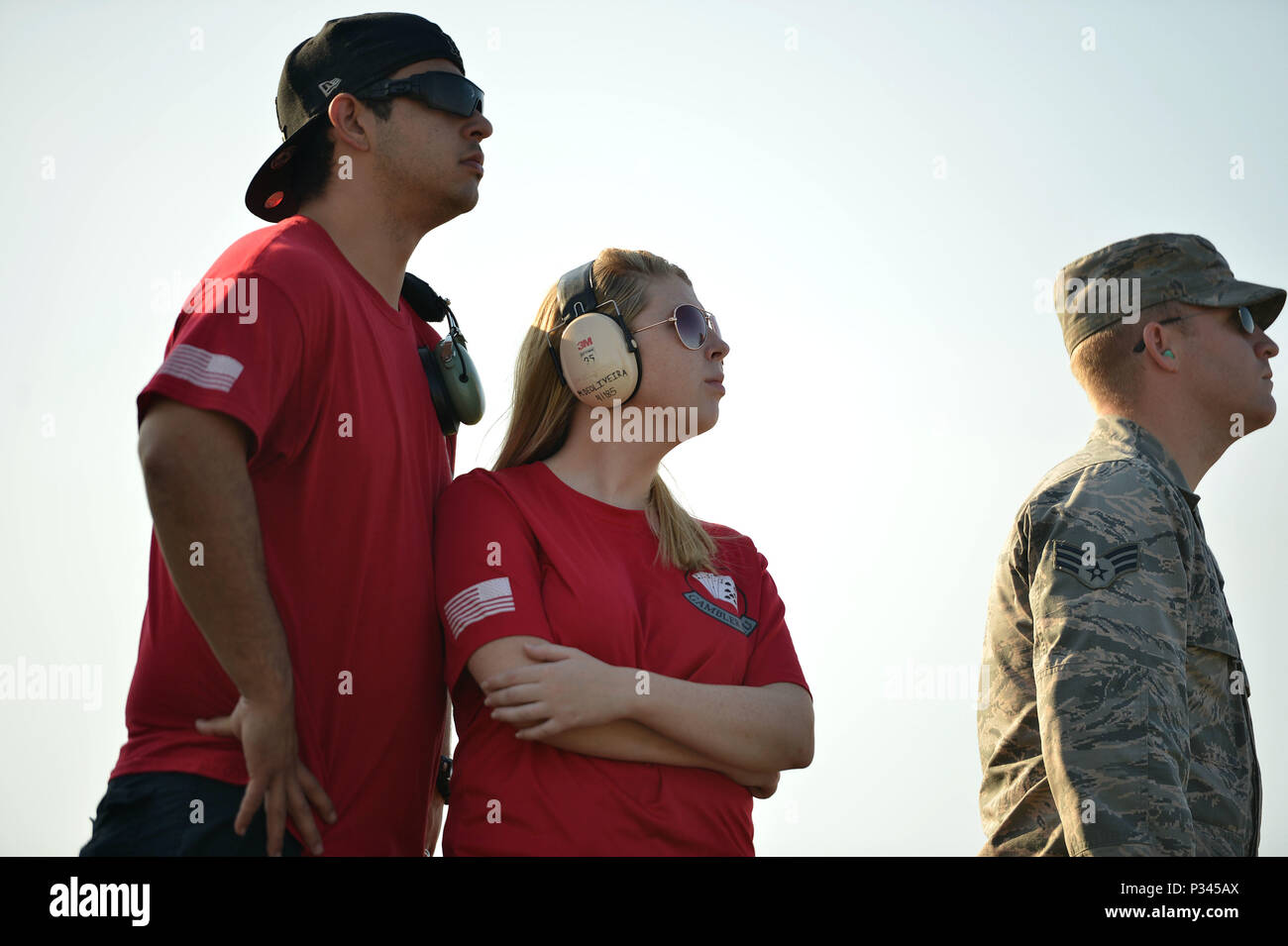 Team Shaw Mitglieder der 77th Fighter Squadron und 20 Aircraft Maintenance Squadron schauen in den Himmel an Poinsett Elektronische bekämpfen, Wedgefield, S.C., Aug 26, 2016 zugeordnet. Während die Schaufenster von Antenne Manöver der F-16 CM Fighting Falcon's, das Flugzeug feuerte Umläufe von 20 mm Gatling Kanonen sowie fallengelassen inert Bomben auf dem Gebiet der Berufsbildung. (U.S. Air Force Foto von Airman 1st Class Christopher Maldonado) Stockfoto