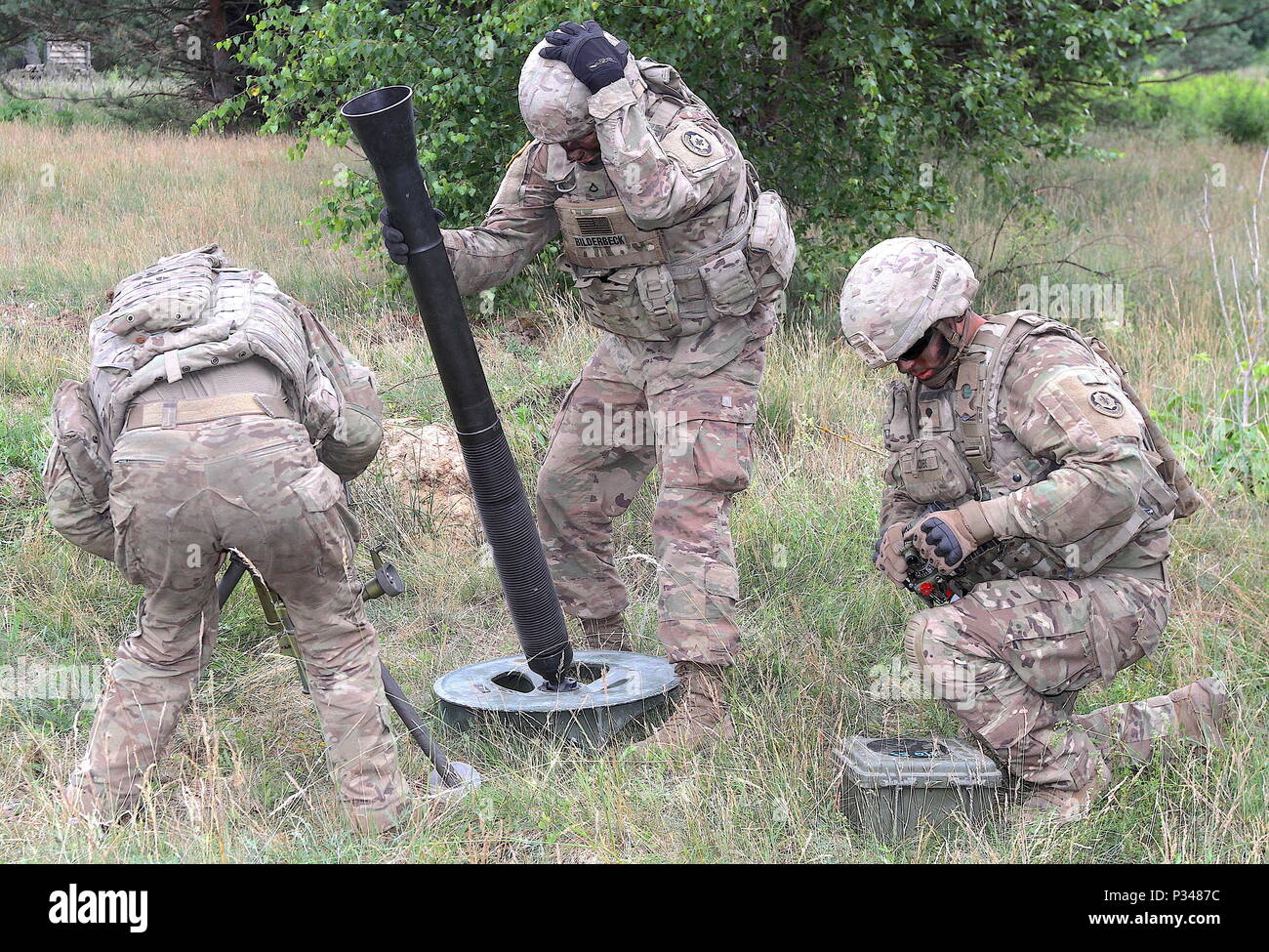 Spc. Travis Lepine, Pfc. Austin Bilderbeck und SPC. Anthony Jacobs, mortarmen zum Hauptsitz und Sitz Truppe, 1 Staffel, 2. Kavallerie Regiments, Battle Group Polen zugewiesen ist, montieren Sie das M252 81 mm Mörser System aus ihren Mörtel Trägerfahrzeug während Sabre Streik 18 in Bemowo Piskie, Polen am 12. Juni 2018. Sabre Streik 18 ist der achte Iteration des langjährigen US-Army Europe - LED-kooperative Ausbildung übung, die Interoperabilität zwischen den Verbündeten und Partnern in der Region zu verbessern. (Michigan Army National Guard Foto von 1 Lt Erica Mitchell/freigegeben). Stockfoto