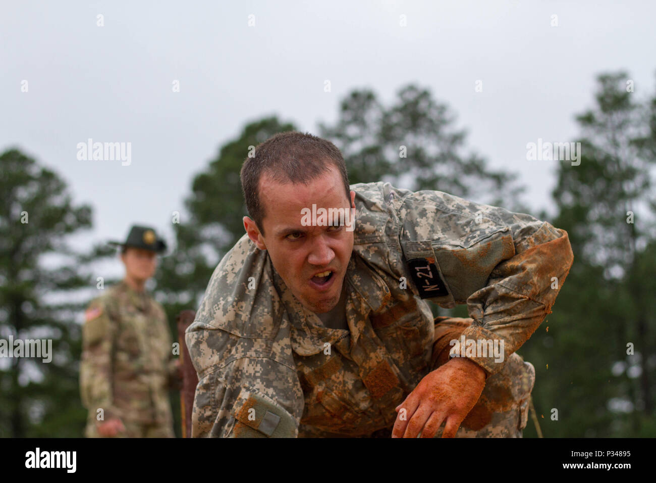 Us-Armee finden Sgt. James Southard, die Petroleumversorgung Spezialist von Moab, Utah, mit der 786Th Quartermaster Company, 79. Theater Support Command komplettiert Hindernis vier, ein geringes Kriechen Lane auf der Fort Bragg Air Assault Schule Hindernisparcours. Das Berühren der Stacheldraht mit jedem Teil Ihres Körpers während dieser Weg führt zur Disqualifikation, so dass die Wettbewerber zum Anfang der Spur zurück, um es erneut zu versuchen oder mit einem Verlust der Punkte fortsetzen. 36 Krieger weiterhin für die Titel der United States Army Reserve Bester Krieger während der anstrengenden vielfältige compet zu vie Stockfoto