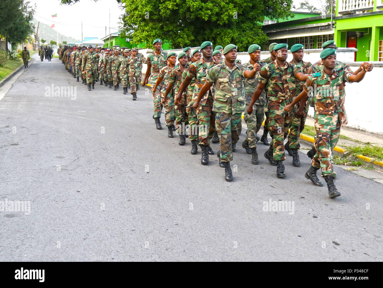 St. Kitts und Nevis Defence Forces Soldaten führen die Prozession der Partnerstaaten an die Regierung Haus für die Abschlussfeier der Tradewinds 2018 Juni 12, 2018, in Basseterre, St. Kitts und Nevis. Tradewinds ist ein US Southern Command gesponsert Übung, die Teilnehmenden karibischen Nationen die Gelegenheit, Sicherheit und Disaster Response Fähigkeiten zu verbessern. (U.S. Army National Guard Foto: Staff Sgt. Shane Hamann, 102 d Public Affairs Distanz). Stockfoto