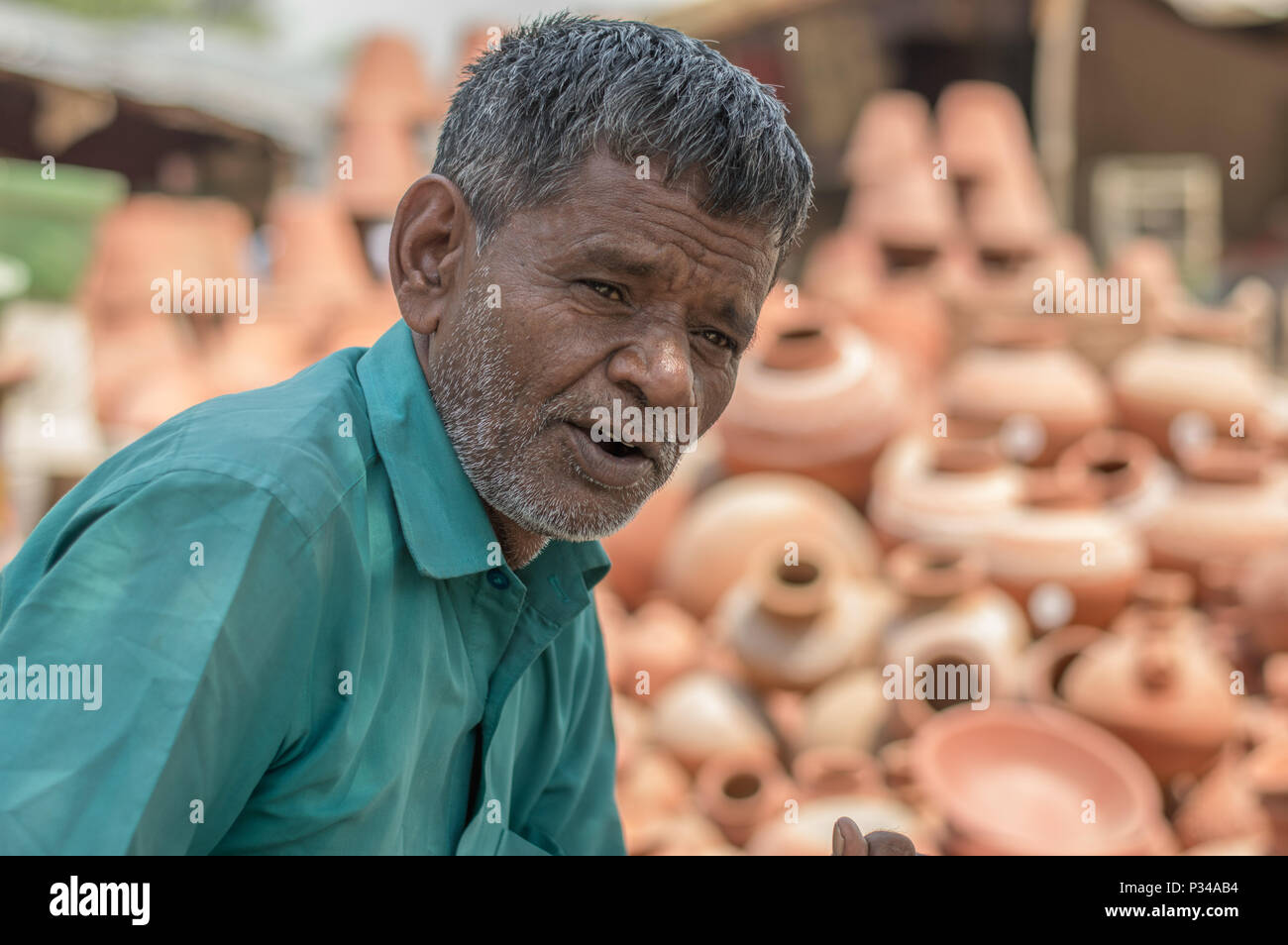 Gurgaon, Indien, 2018, ein Mann verkauf irdene Töpfe in den Straßen der Stadt. Stockfoto Gurgaon, Indien, 2018, ein Mann verkauf irdene Töpfe in den Straßen der Stadt. Stockfoto
