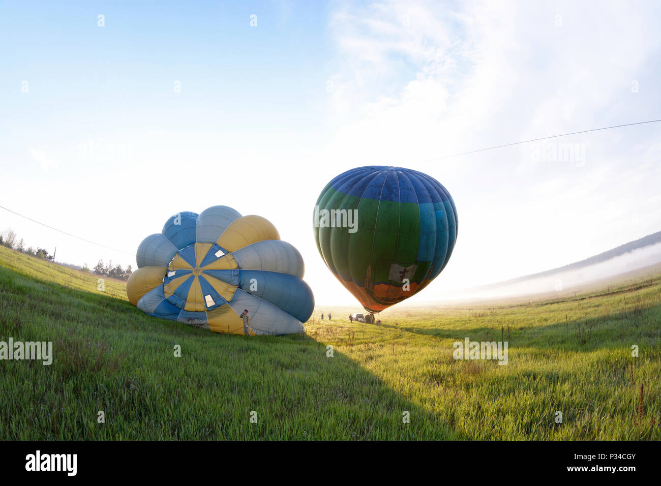 Heißluft-Ballon fertig für den Start, Anhänger mit Ausrüstung ist in der Nähe. Festival der Ballone" Pereiaslav 2018". Mai 6,2018. Pereiaslav, Ukraine Stockfoto