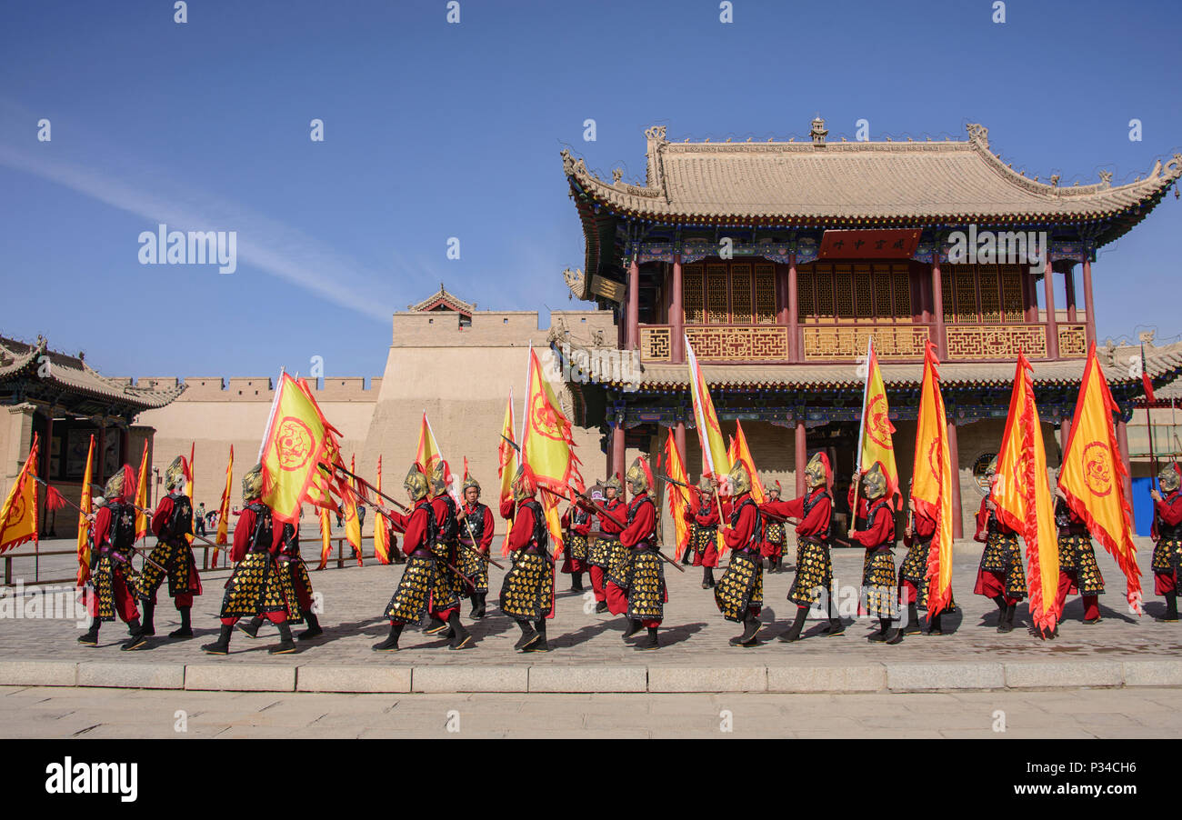 Ming Dynastie wachen Reenactment in Jiayuguan Fort am Jiayu Pass, Jiayuguan, Gansu, China Stockfoto