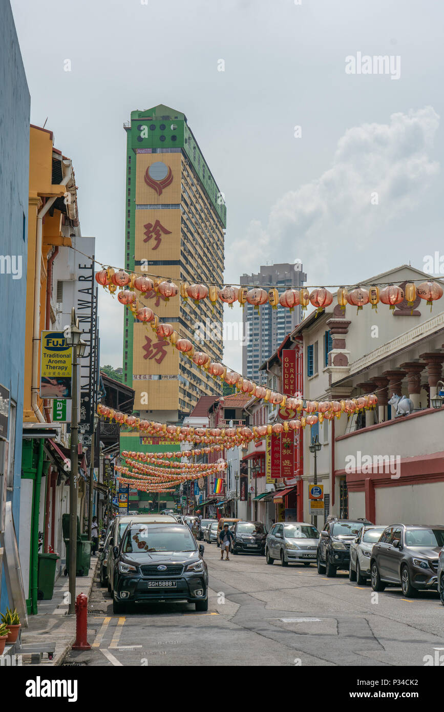 Singapur - Juni 10, 2018: Straße in Chinatown mit Völkern Park im Hintergrund Komplexe Stockfoto