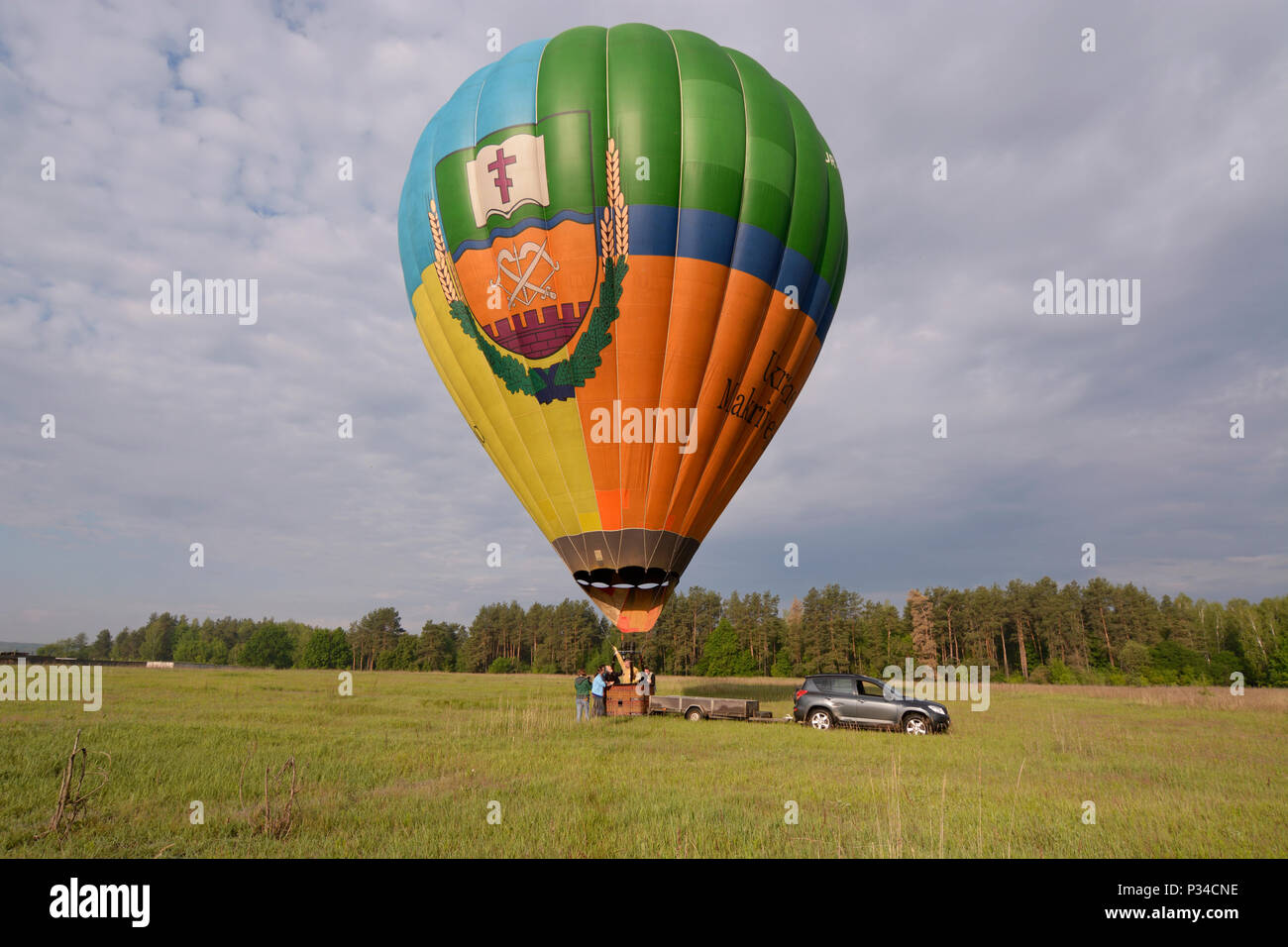 Heißluft-Ballon fertig für den Start, Anhänger mit Ausrüstung ist in der Nähe. Festival der Ballone" Pereiaslav 2018". Mai 6,2018. Pereiaslav, Ukraine Stockfoto