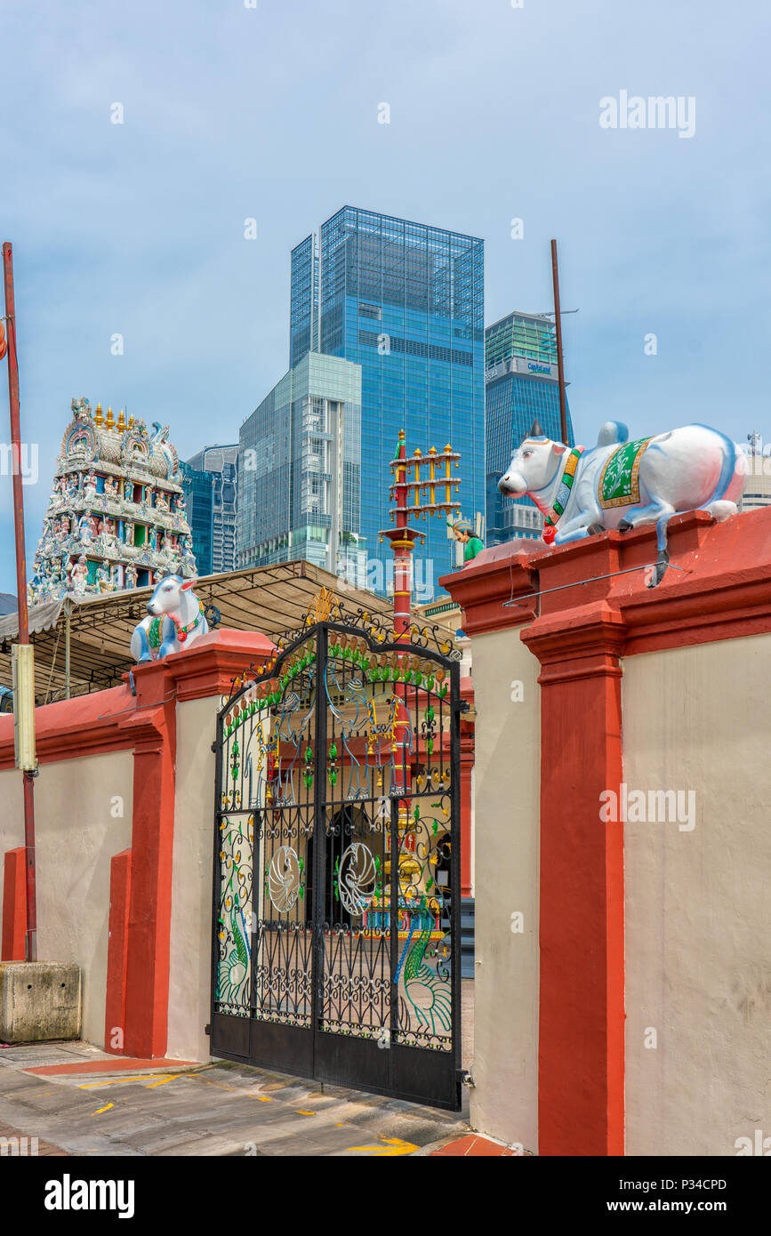 Singapur - 10. Juni 2018: Der Sri Mariamman Tempel in Chinatown. Berühmte Hindu Tempel und das älteste in Singapur Stockfoto