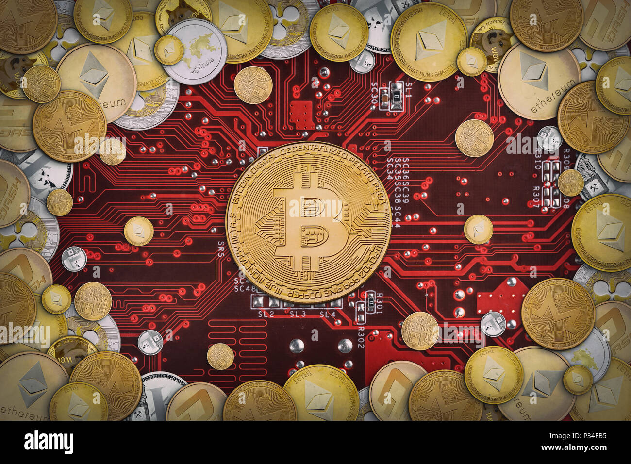 Große Stapel von cryptocurrencies in einem Kreis mit einem goldenen Bitcoin in der Mitte der Hauptplatine auf Hintergrund Stockfoto