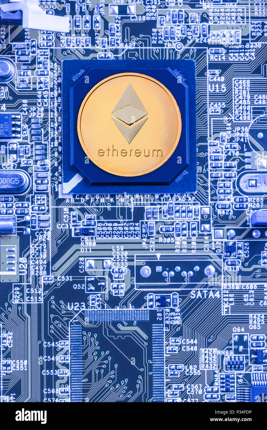Leiterplatte, die in einen Prozessor und einen astraleums Symbol. Das Konzept der Bergbau von crypto-Währung Stockfoto