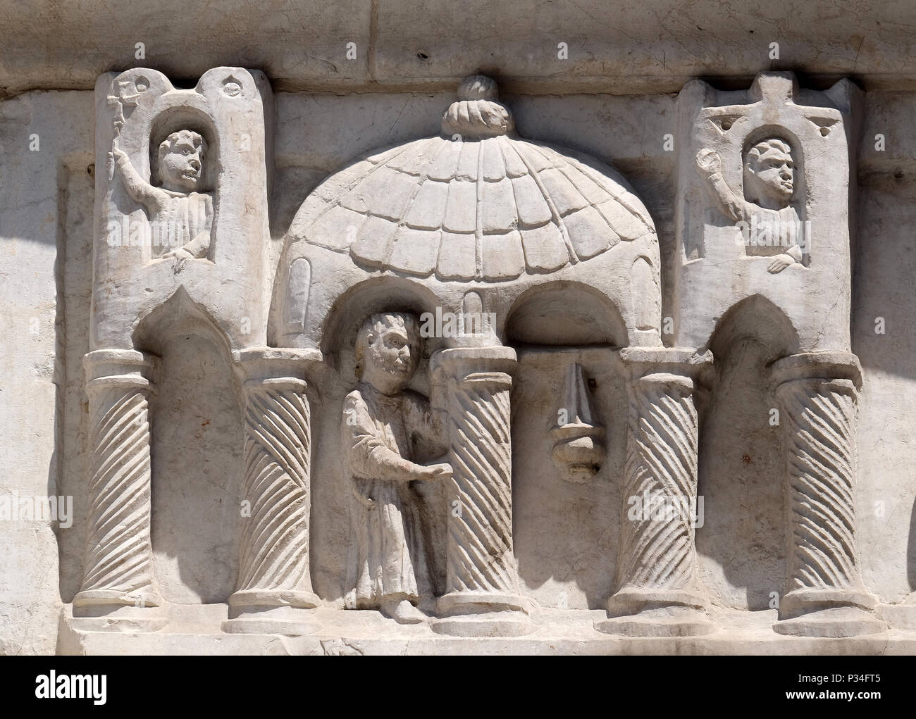 Relief über dem Portal der Kirche San Salvatore in Lucca, Toskana, Italien Stockfoto