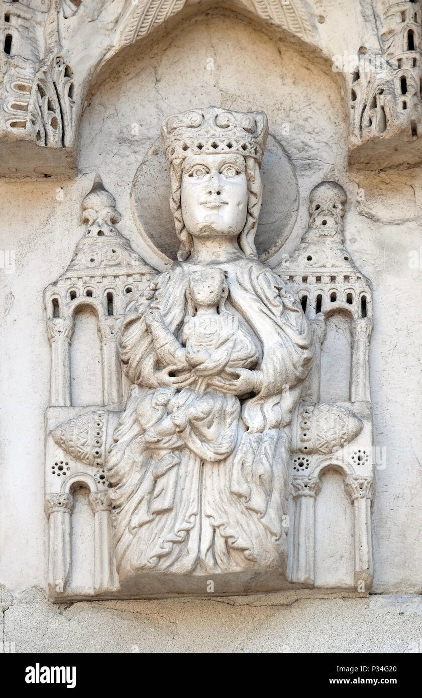 Thronende Madonna, Portal von Santa Maria Forisportam Kirche in Lucca, Toskana, Italien Stockfoto