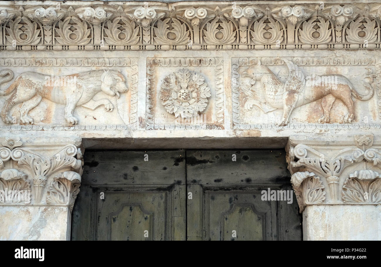 Steinmetzarbeiten auf dem Portal der Kirche Santa Maria Forisportam in Lucca, Toskana, Italien Stockfoto