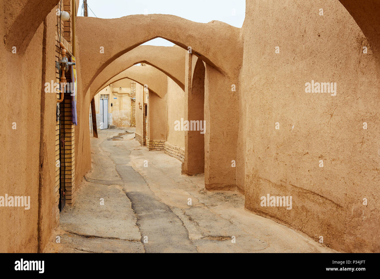 Schmale Straße mit Bögen der alten adobe Yazd Stadt. Iran Stockfoto