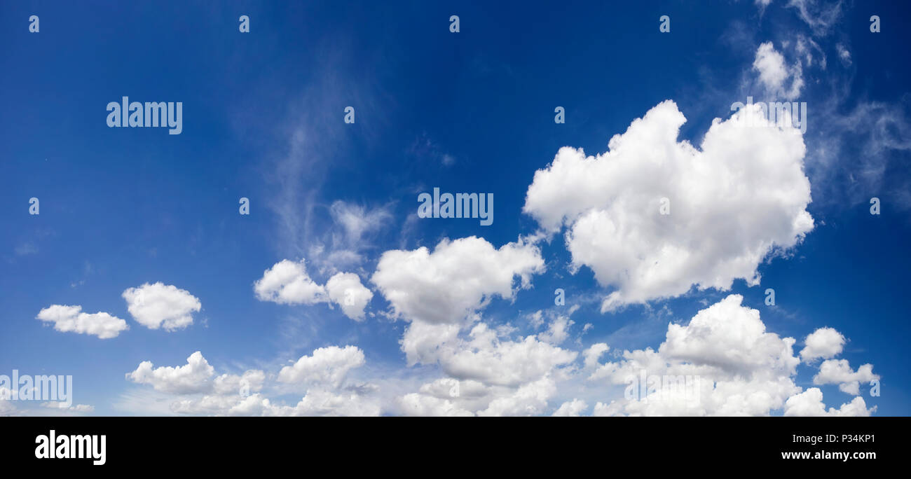 Blick auf blauer Himmel mit Wolken Stockfoto