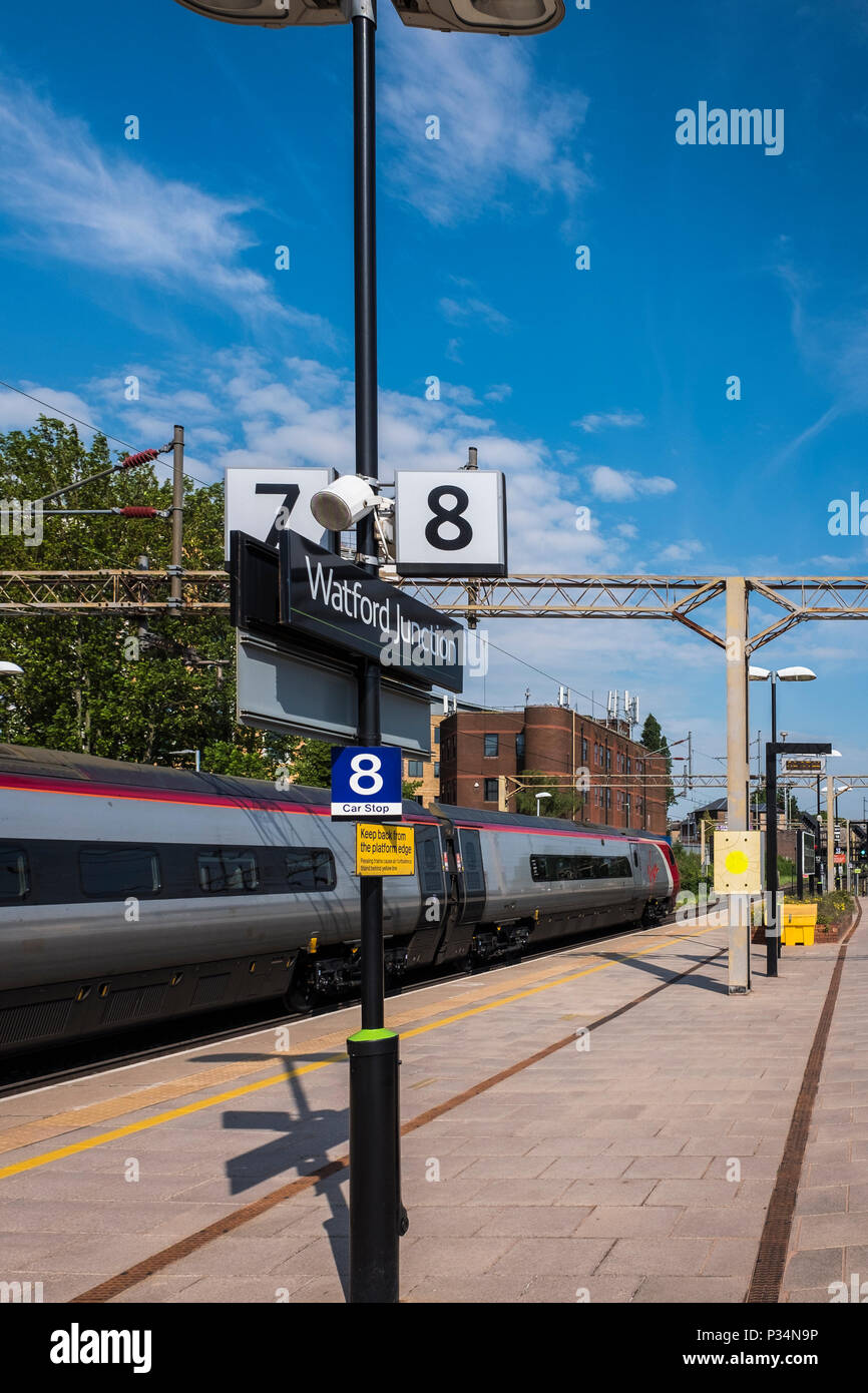 Jungfrau Zug an Plattform Watford Junction, Watford, Hertfordshire, England, UK. Stockfoto