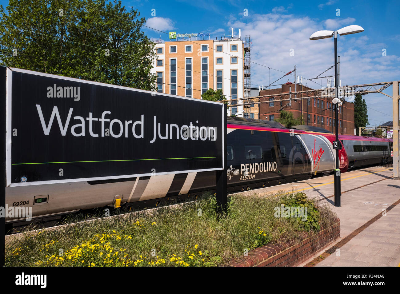Jungfrau Zug an Plattform Watford Junction, Watford, Hertfordshire, England, UK. Stockfoto