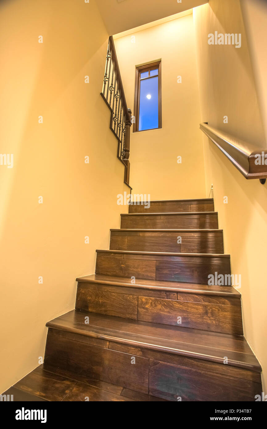 Hölzerne Treppe im Innenbereich von zu Hause in San Diego Stockfoto