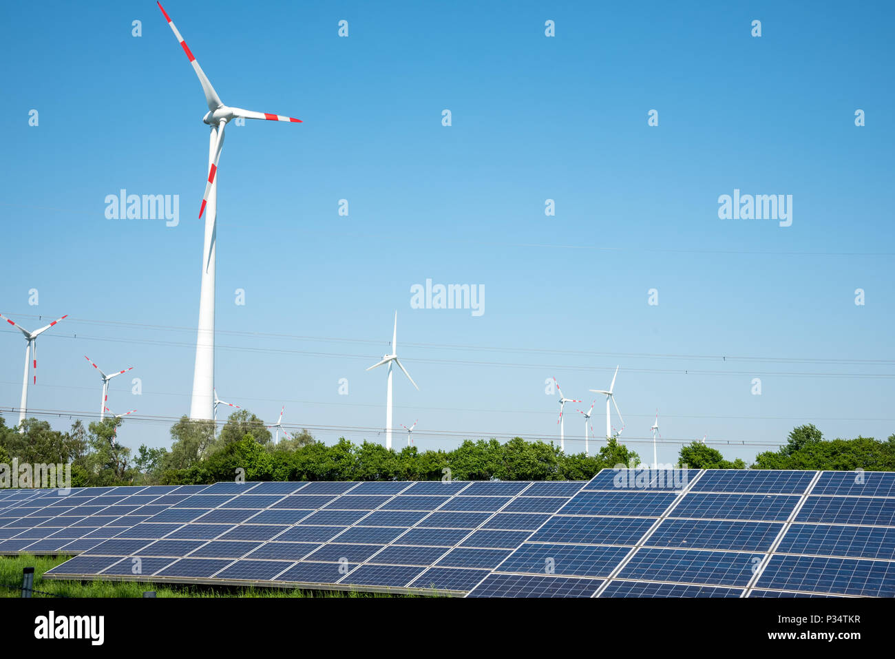 Solaranlagen, Windkraftanlagen und Freileitungen in Deutschland gesehen Stockfoto