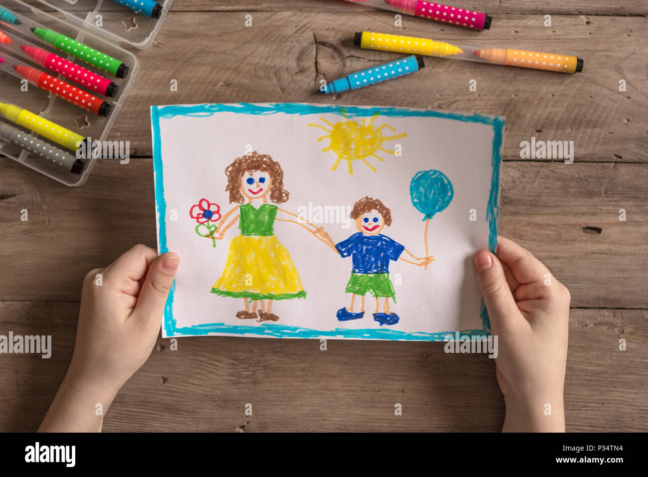 Kinder- zeichnung der Familie alleinerziehende Mutter und Sohn. Unvollständige Familie Konzept. Stockfoto