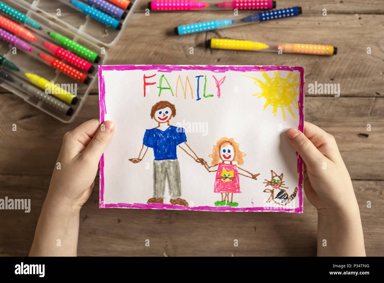 Kinder- zeichnung der Familie mit Vater und Tochter. Unvollständige Familie Konzept. Stockfoto