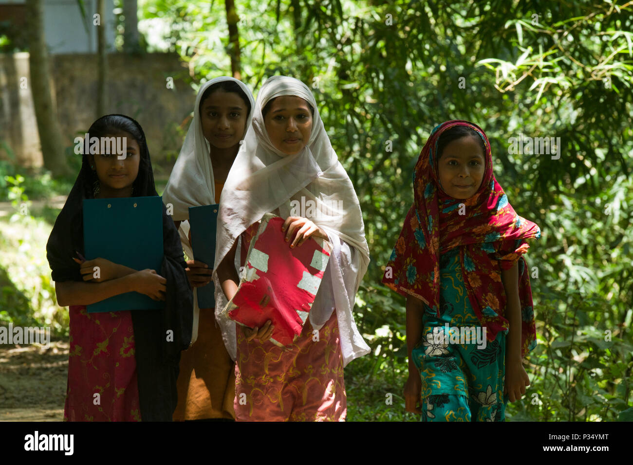 Ländliche Mädchen auf dem Weg zurück von Madrasah (islamische Schule) bei Juri. Moulvibazar, Bangladesch. Stockfoto