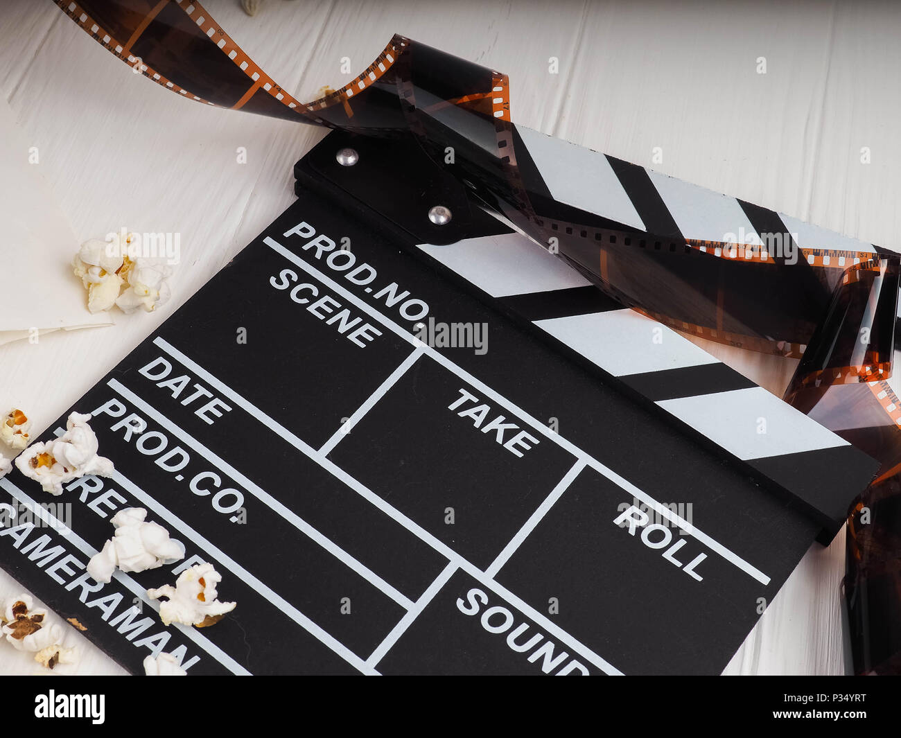 Der Film in der Spirale, in der Nähe des Popcorn, Klappe kopieren Platz für Text, Mode im Foto, Konzept, Film, Film, abstrakte Co Stockfoto