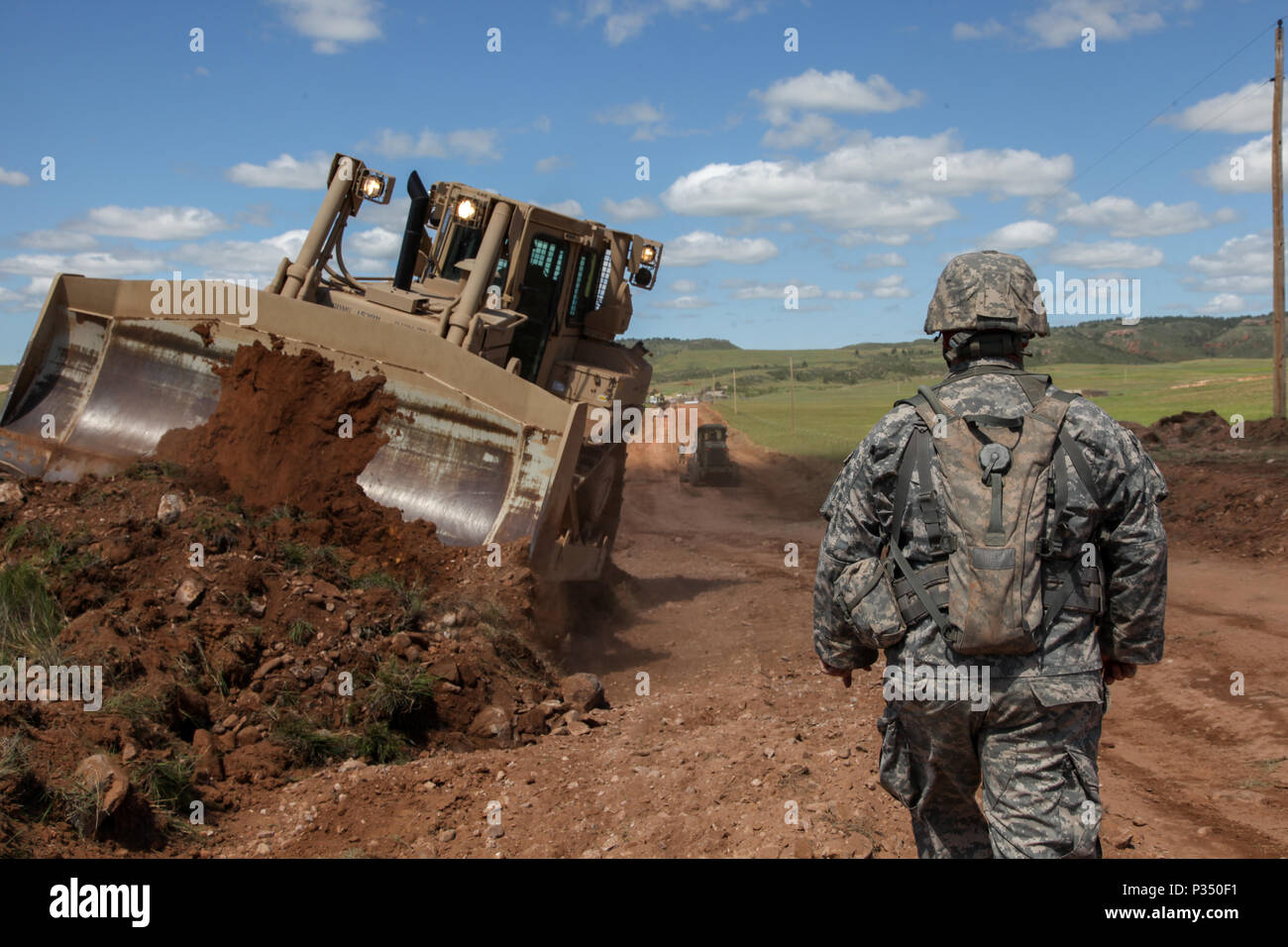 Us-Soldaten mit der 842Nd Engineer Company, 153 Techniker Bataillon, South Dakota Army National Guard, Reparatur einer Straße in Unterstützung der Goldenen Coyote, Wind Cave National Park, S.D., 12. Juni 2018. Die goldenen Coyote Übung ist eine dreiphasige, Szenario-driven Übung in den Black Hills von South Dakota und Wyoming, mit dem Kommandanten auf der Mission wesentliche Anforderungen der Aufgabe, Krieger Aufgaben und Übungen zu konzentrieren. (U.S. Armee Foto von Pfc. Christopher Martin) Stockfoto