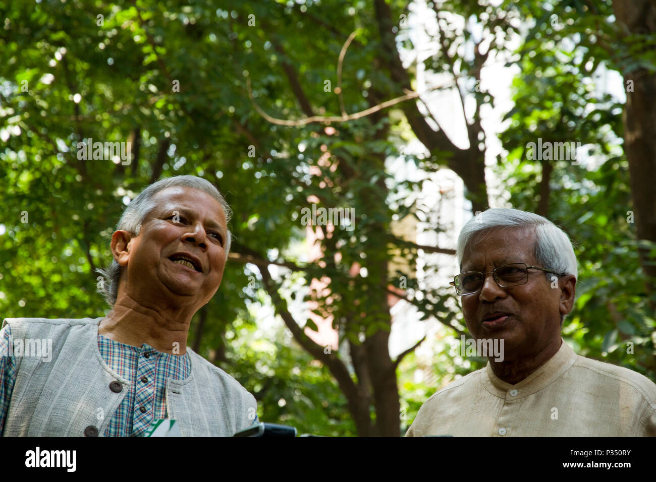 Nobelpreistrager Professor Muhammad Yunus Grundete Er Die Grameen Bank Und Sir Fazle Hasan Der Grunder Und Vorsitzenden Von Brac Abed Stockfotografie Alamy