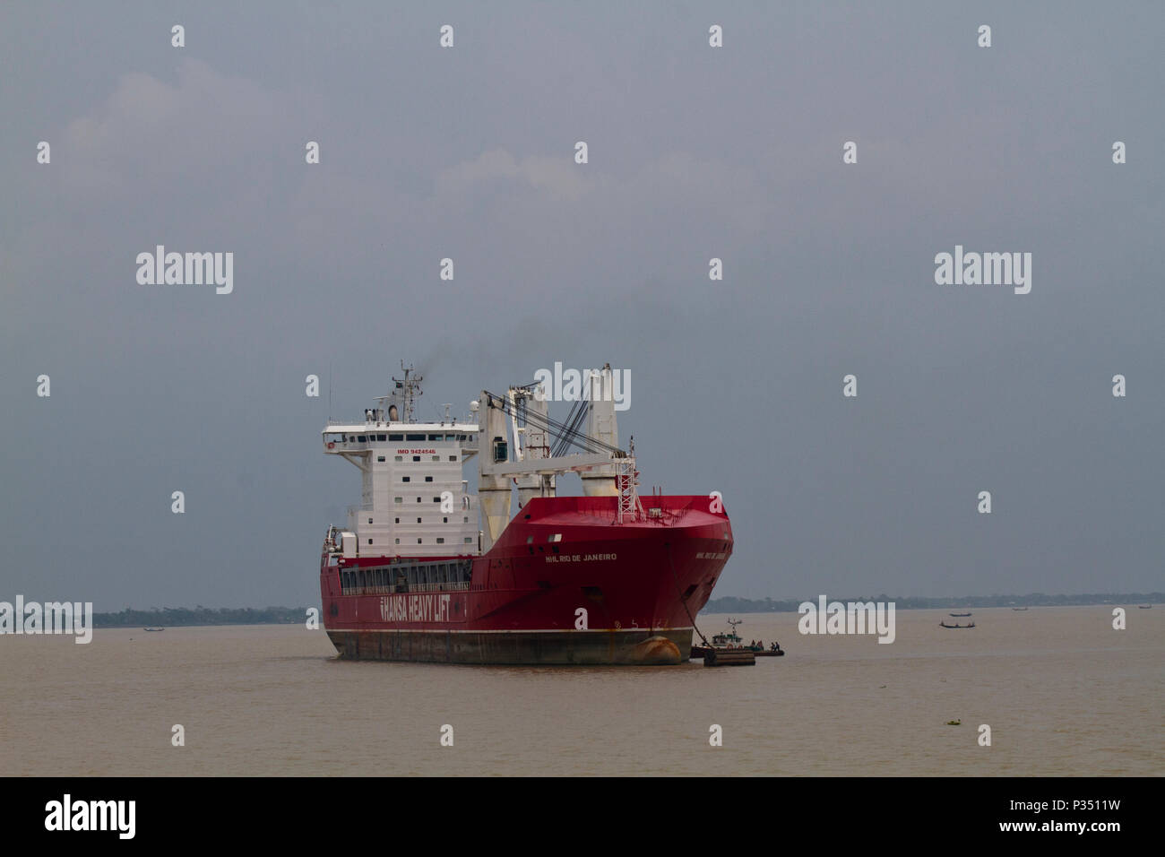 Ein fremdes Schiff auf die äußere Verankerung der Mongla Port. Bagerhat, Bangladesch. Stockfoto