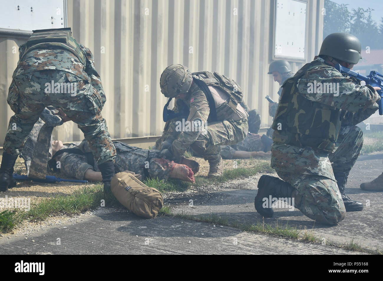 Soldaten aus Dänemark und aus Mazedonien gelten Erste Hilfe bei einem simulierten Unfall an der Medizinischen Simulationen Training Center während der 7th Army kombinierte Waffen Training Center (CATC) Bekämpfung der Lebensretter Kurs auf Rose Barracks, Vilseck, Deutschland, 15. Juni 2018. Dieser Kurs vermittelt die unmittelbare, weit nach vorn medizinische Versorgung auf einem weit verstreuten Schlachtfeld während Weitere medizinische Behandlung und Evakuierung wartet. (U.S. Armee Foto von Gertrud Zach) Stockfoto