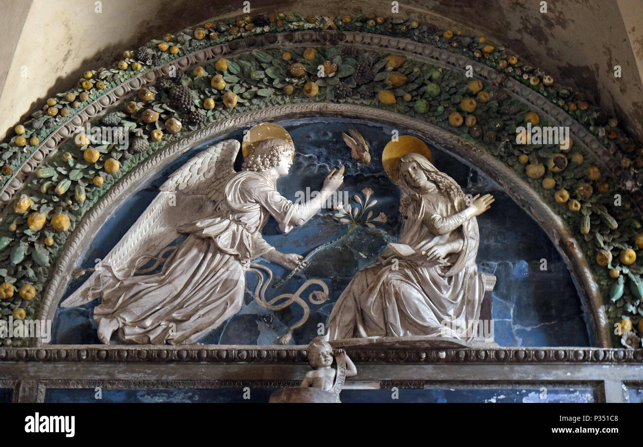 Lunette der Verkündigung, in der Schule Andrea Della Robbia, Basilika von San Frediano, Lucca, Toskana, Italien Stockfoto