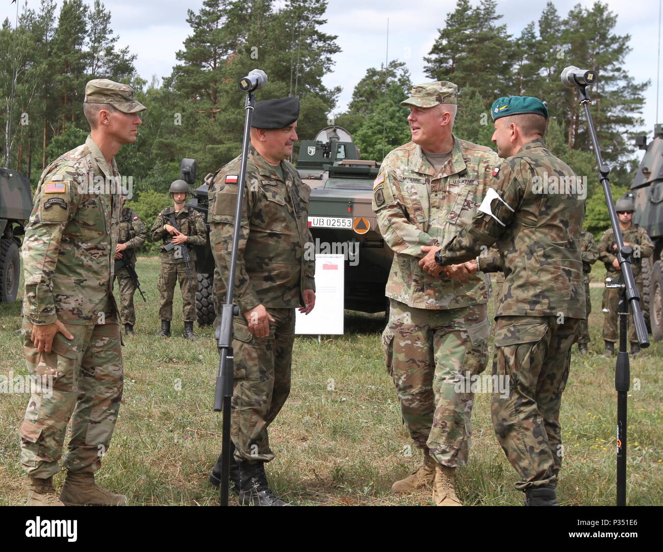 Oberstleutnant Adam Lakai, Battle Group Polen Kommandeur, Generalmajor Jaroslaw Mika, Generalstabschef der Polnischen Streitkräfte, Generalmajor Timothy McGuire, stellvertretender Kommandeur der US-Landstreitkräfte in Europa und Brig. Gen. Jarosław Gromadziński, Kommandant des 15. mechanisierte Brigade geben Eröffnungsrede auf einer Pressekonferenz während der Abschlussveranstaltung von Sabre Streik 18 an der Bemowo Piskie, Polen am 15. Juni 2018. Sabre Streik 18 ist der achte Iteration des langjährigen US-Army Europe - LED-kooperative Ausbildung Übung entwickelt, um die Interoperabilität zwischen Alliierten und regionalen p verbessern Stockfoto