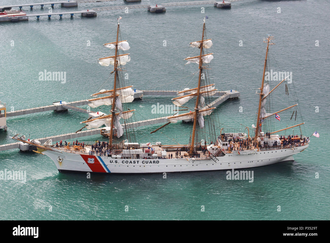 USCGC Eagle (WIX-327) ist eine 295 Fuß lange, dreimastige Barke, die von der United States Coast Guard betrieben wird und 1946 als Ausbildungsschiff für Kadetten in Betrieb genommen wurde. Das 1936 in Deutschland als Horst Wessel gebaute Segelschiff mit Stahlhülle dient als Amerikas Tall Ship. Das Archivbild dokumentiert den Cutter während eines geplanten Hafenbesuchs in San Juan, Puerto Rico für öffentliche Touren am Pier 1 im Juni. Stockfoto