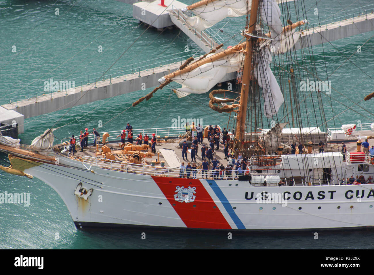 USCGC Eagle (WIX-327) ist eine 295 Fuß lange, dreimastige Barke, die von der United States Coast Guard betrieben wird und 1946 als Ausbildungsschiff für Kadetten in Betrieb genommen wurde. Das 1936 in Deutschland als Horst Wessel gebaute Segelschiff mit Stahlhülle dient als Amerikas Tall Ship. Das Archivbild dokumentiert den Cutter während eines geplanten Hafenbesuchs in San Juan, Puerto Rico für öffentliche Touren am Pier 1 im Juni. Stockfoto