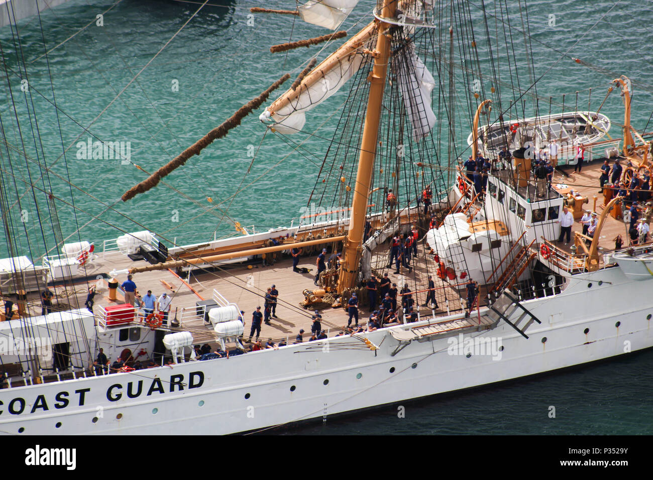 USCGC Eagle (WIX-327) ist eine 295 Fuß lange, dreimastige Barke, die von der United States Coast Guard betrieben wird und 1946 als Ausbildungsschiff für Kadetten in Betrieb genommen wurde. Das 1936 in Deutschland als Horst Wessel gebaute Segelschiff mit Stahlhülle dient als Amerikas Tall Ship. Das Archivbild dokumentiert den Cutter während eines geplanten Hafenbesuchs in San Juan, Puerto Rico für öffentliche Touren am Pier 1 im Juni. Stockfoto