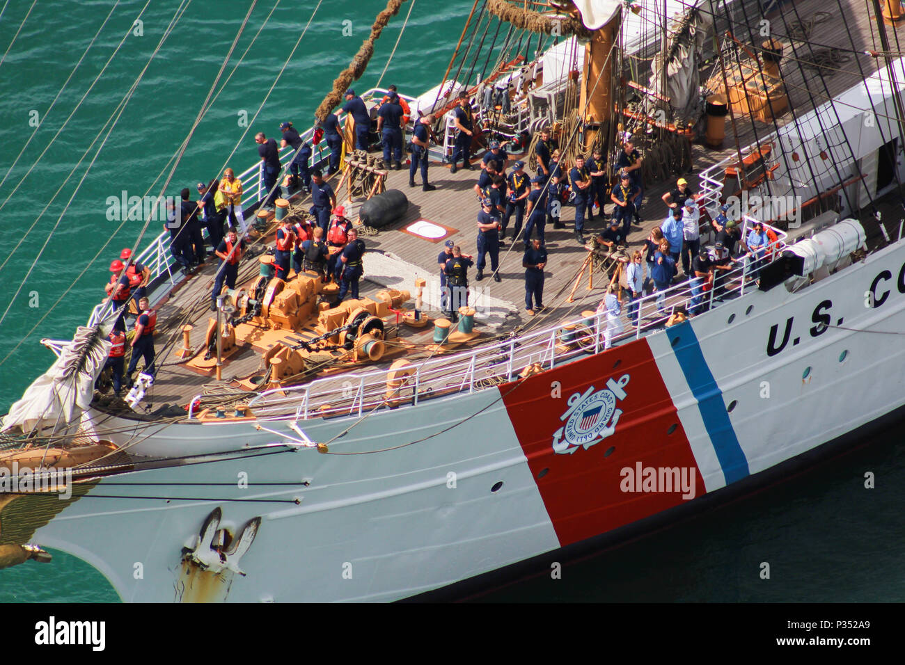 USCGC Eagle (WIX-327) ist eine 295 Fuß lange, dreimastige Barke, die von der United States Coast Guard betrieben wird und 1946 als Ausbildungsschiff für Kadetten in Betrieb genommen wurde. Das 1936 in Deutschland als Horst Wessel gebaute Segelschiff mit Stahlhülle dient als Amerikas Tall Ship. Das Archivbild dokumentiert den Cutter während eines geplanten Hafenbesuchs in San Juan, Puerto Rico für öffentliche Touren am Pier 1 im Juni. Stockfoto