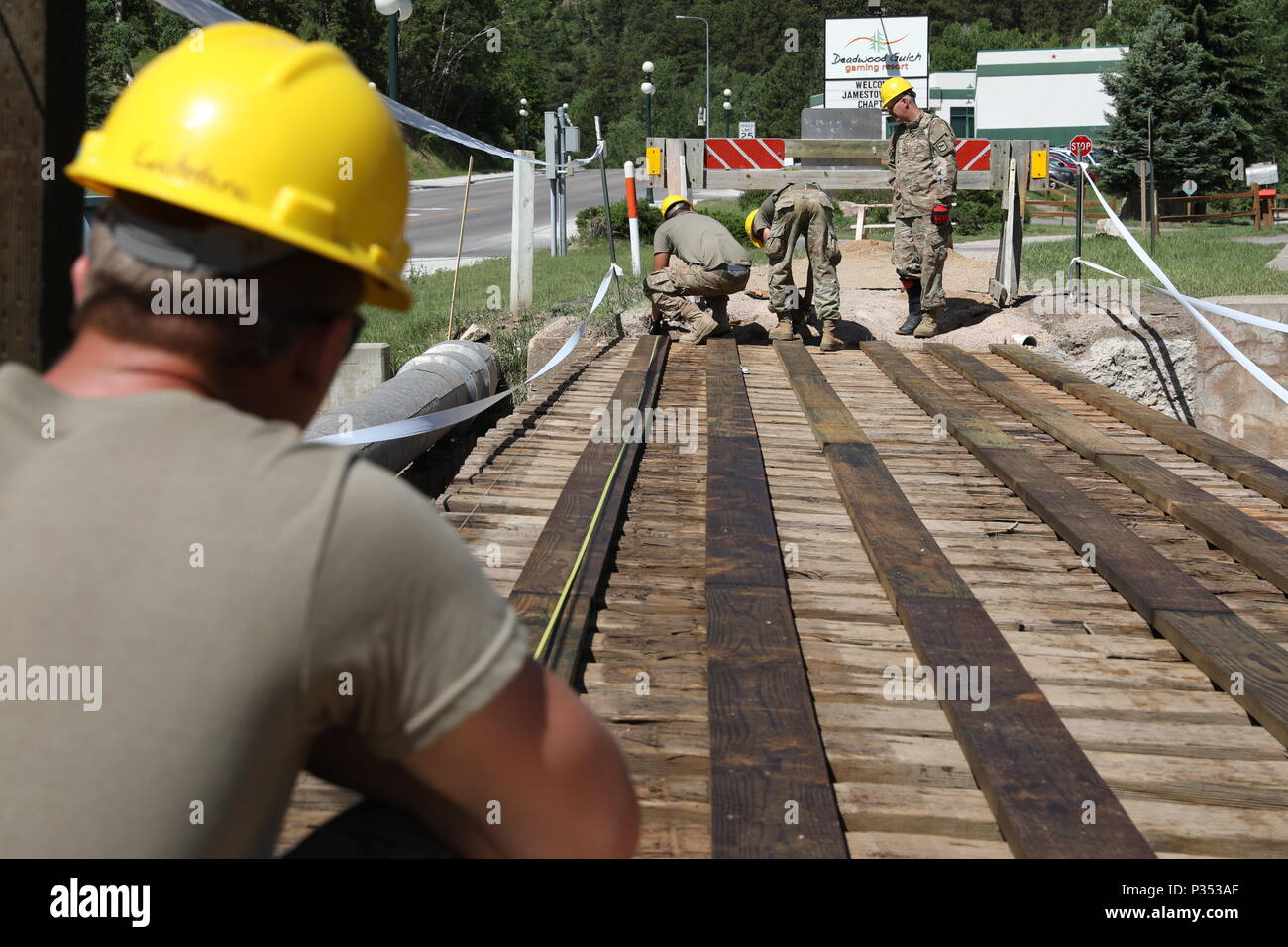 Us-Soldaten, die in den 155 Ingenieur Firma, South Dakota der National Guard, Messungen für eine Brücke reparieren Projekt zur Unterstützung von Golden Coyote, Totholz, S.D., 15. Juni 2018. Die goldenen Coyote Übung ist eine dreiphasige, Szenario-driven Übung in den Black Hills von South Dakota und Wyoming, mit dem Kommandanten auf der Mission wesentliche Anforderungen der Aufgabe, Krieger Aufgaben und Übungen zu konzentrieren. (U.S. Armee Foto von Sgt. Gary Silverman) Stockfoto