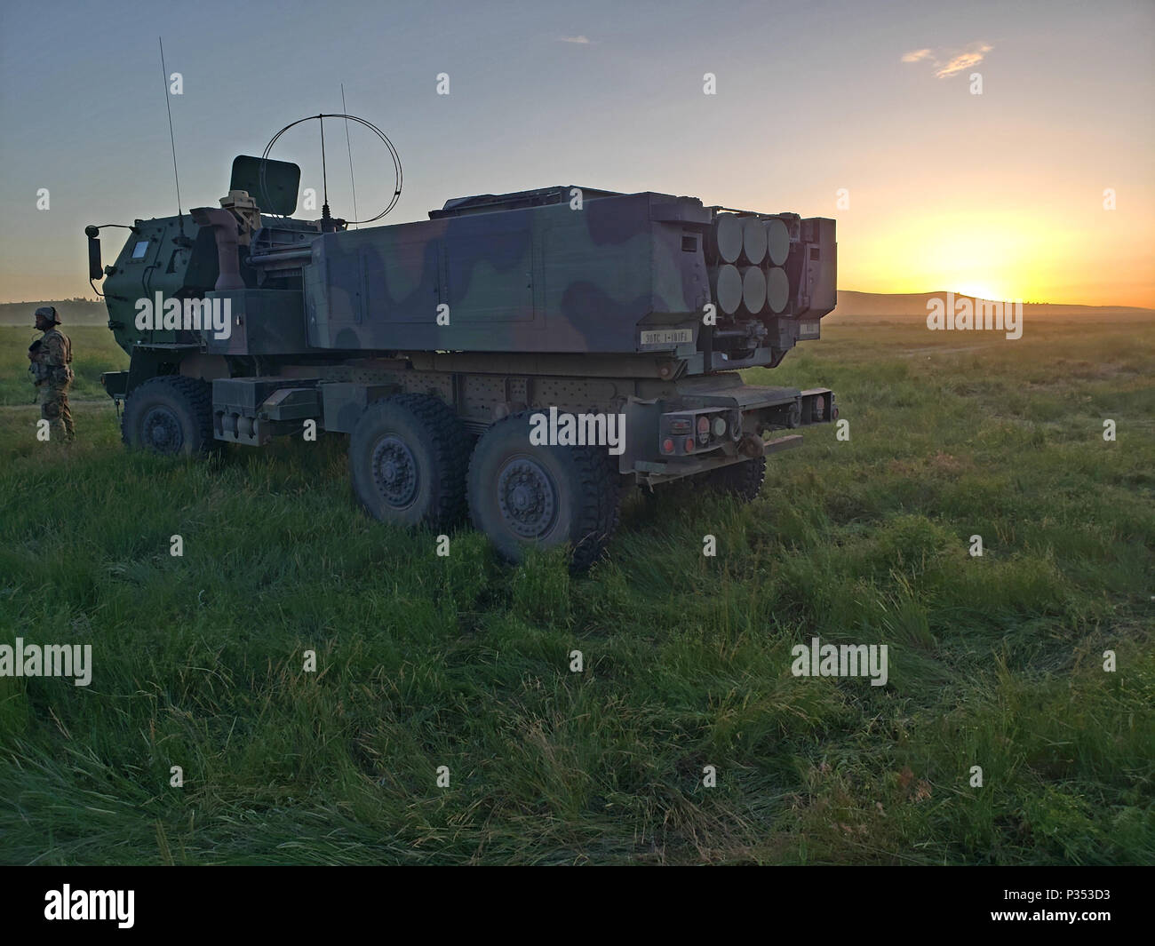 Spc. Kavin Johnson, Crew, 1.BATAILLON, 181St Field Artillery Regiment, Tennessee National Guard, steht vor einer M142 High Mobility Artillery Rocket System (HIMARS) während einer großen Skala, mehrstufig, Field Artillery Training benannte Operation Western Streik im Camp Guernsey, Wyoming. (U.S. Army National Guard Foto von SPC. Stephen M. Wright) Stockfoto