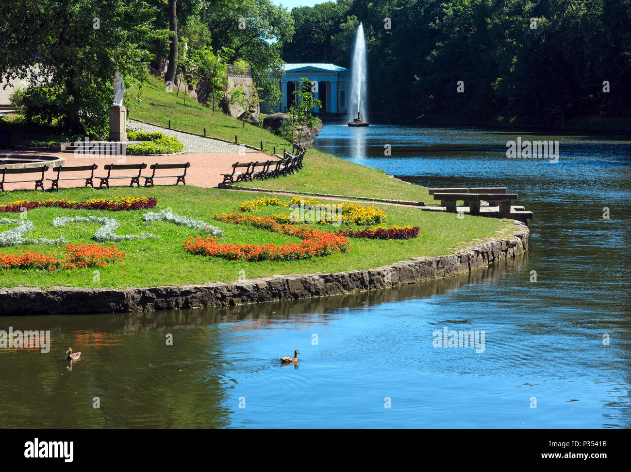 Sommer nationalen Dendrologie Park von Sofiyivka, der Brunnen chlange', See und Blumenbeet auf Rasen. Uman, Ukraine. Im 19. Jahrhundert zu bauen. Menschen unrecognizabl Stockfoto